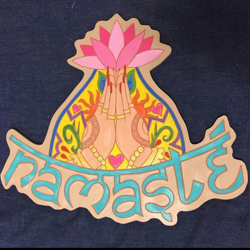 NAMASTE EN MADERA